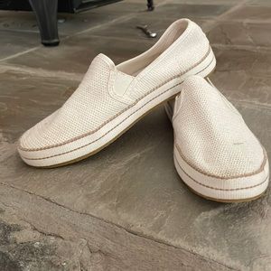 UGG cream colored slip on. EUC. Size 6.5 women. 37.5 EU